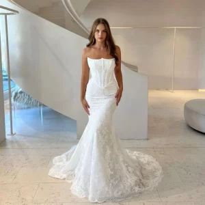 Customized Slim Fit Bridal Dress Floral Lace Strapless Wedding Dress Mermaid Silhouette with Long Train for Romantic Wedding