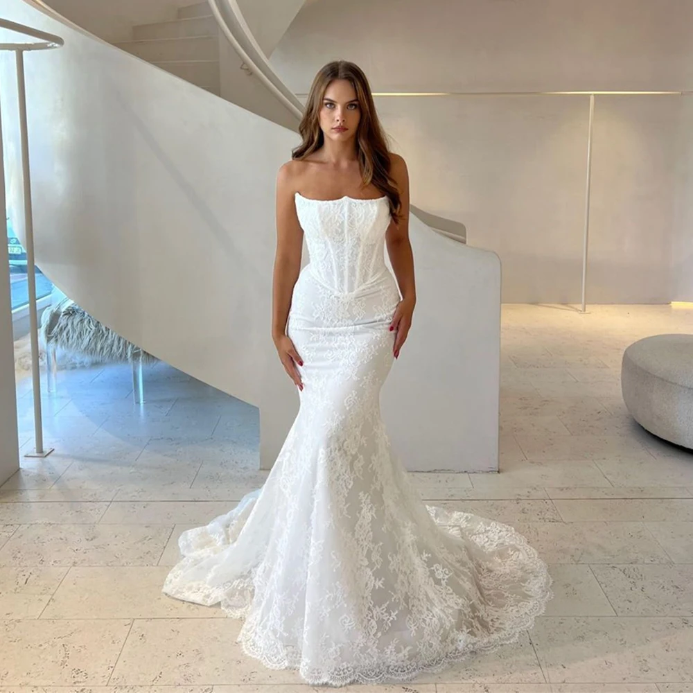 Customized Slim Fit Bridal Dress Floral Lace Strapless Wedding Dress Mermaid Silhouette with Long Train for Romantic Wedding